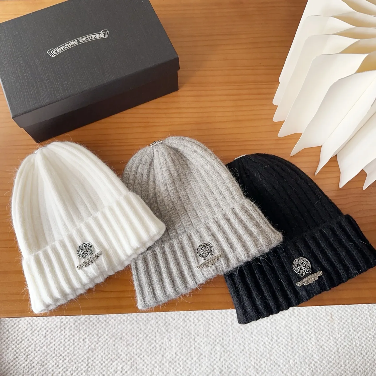 💰60 Crow Heart Autumn and Winter Wool Knitted Beanie This must be a favorite of minimalism. It is clean, neat, fashionable and versatile, and will definitely not be picky about your face shape! A fashionable classic that lasts forever! Fashionable black and white can be purchased together!